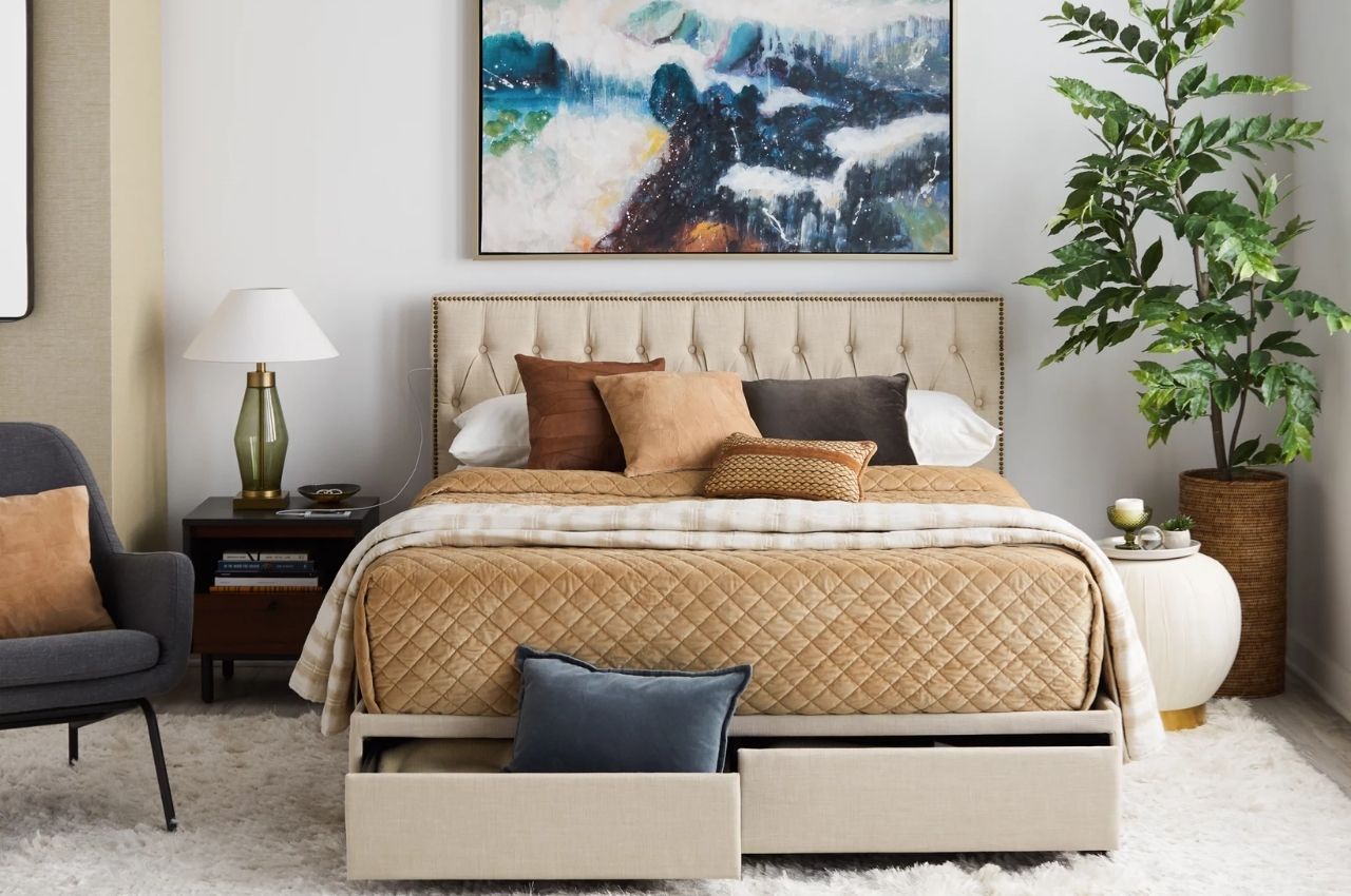 Giường ngủ có chân được thiết kế với các ngăn kéo