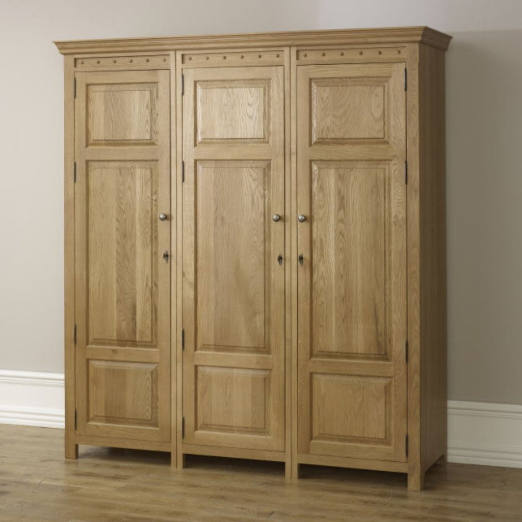 Mẫu tủ quần áo chung cư làm từ gỗ tự nhiên