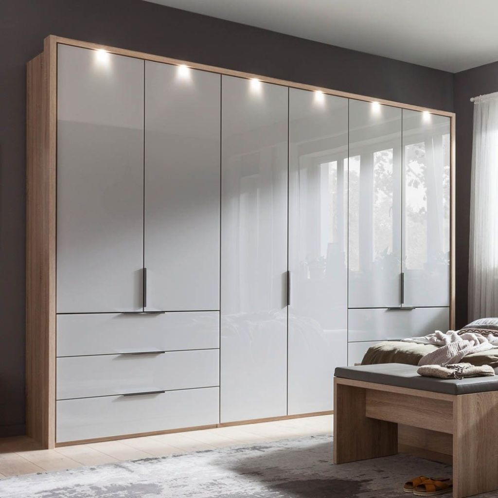 Tủ quần áo acrylic cao kịch trần sang trọng tạo điểm nhấn ấn tượng cho căn phòng