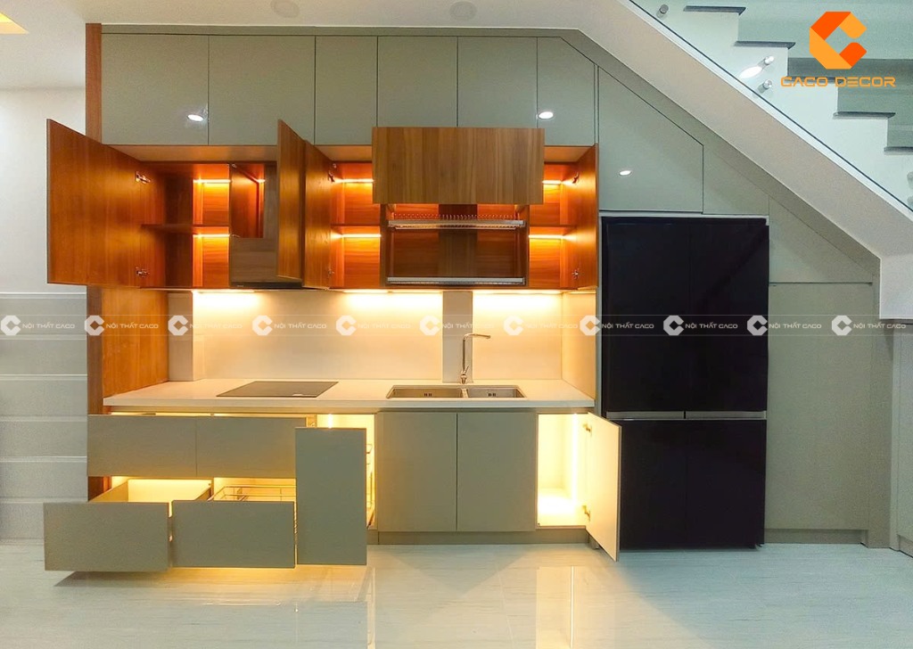 Tủ bếp được thiết kế dưới gầm cầu thang tối ưu diện tích