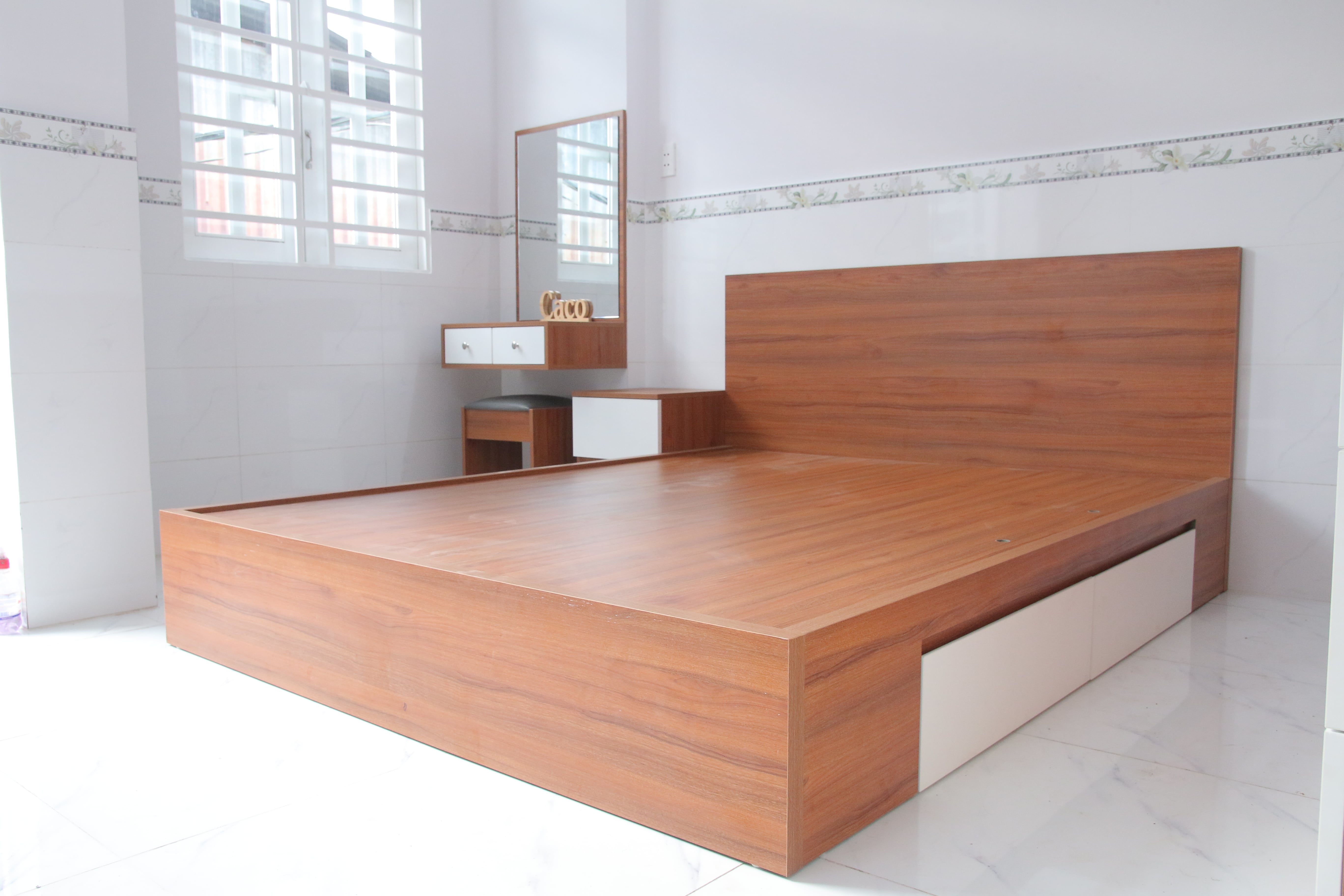 Mẫu giường gỗ MDF melamine màu xoan đào có học kéo hoàn thiện từ chất gỗ MDF melamine 2 mặt