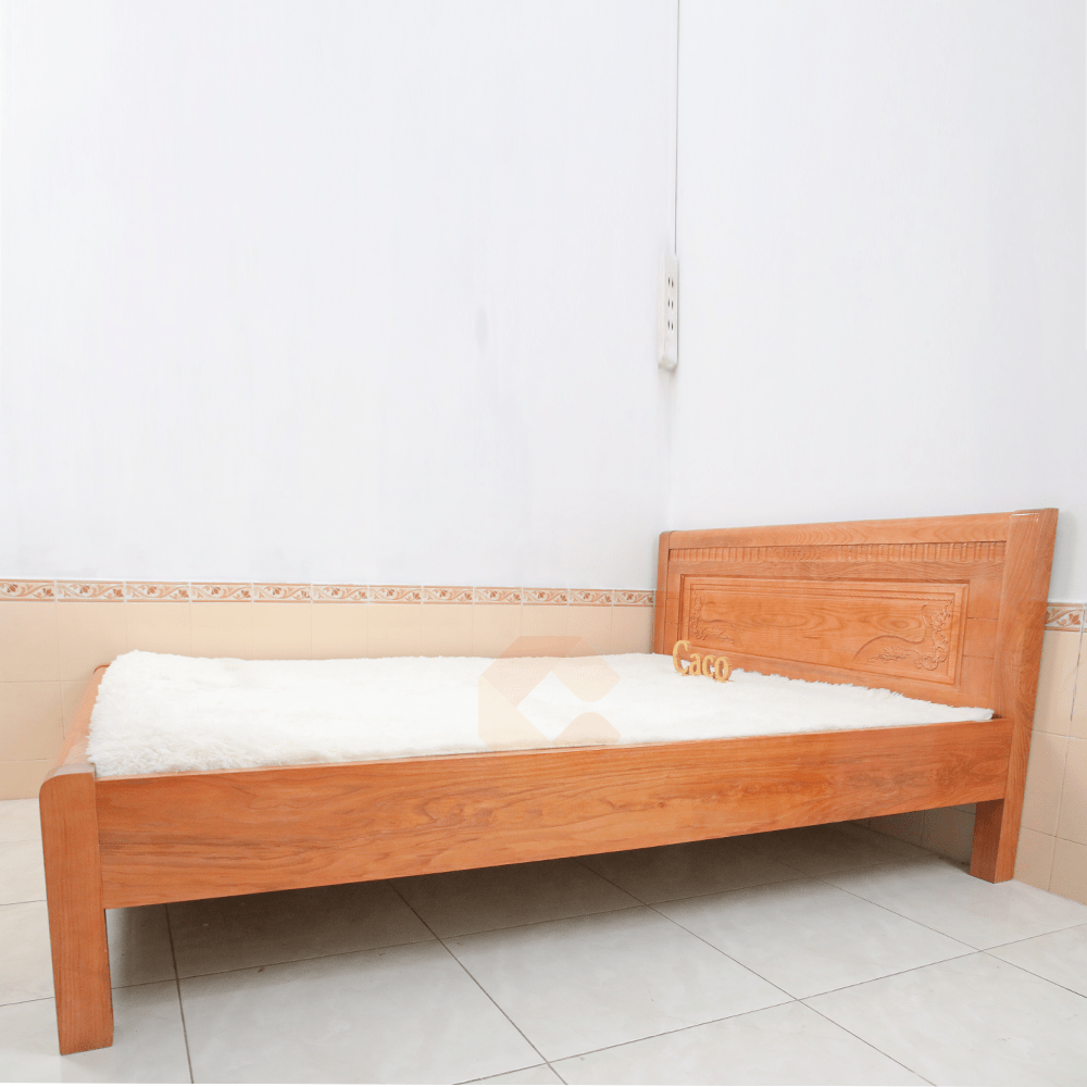 Giường ngủ chân cao gỗ  chạm hoa văn phù hợp với không gian phòng ngủ hiện đạ