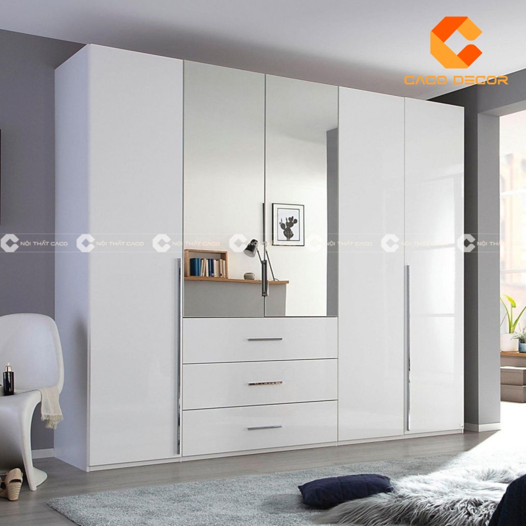 Tủ quần áo gỗ có gương đặt ở nơi có đủ ánh sáng giúp phòng ngủ thêm tươi sáng