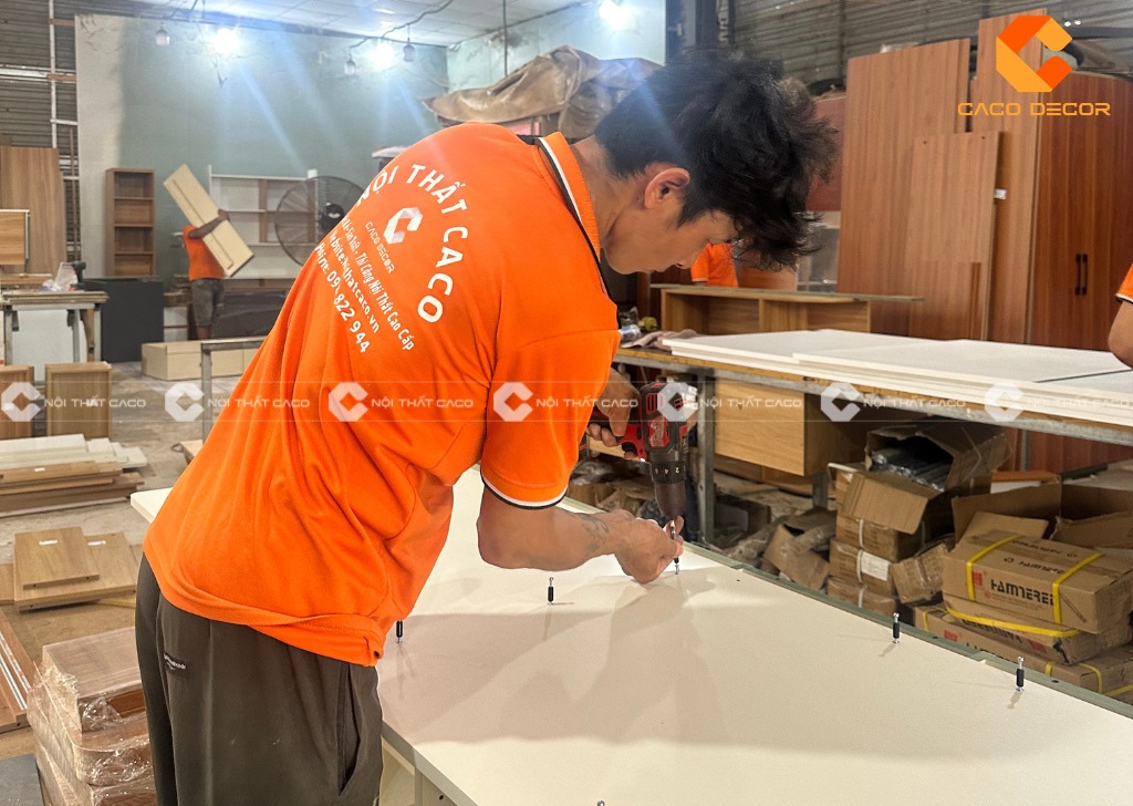 Nhân viên xưởng chăm chỉ tỉ mỉ từng công đoạn 