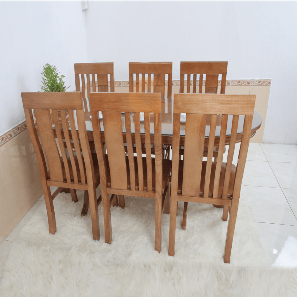 Bộ bàn ăn gồm một bàn có mặt hình oval và 6 ghế được chế tác từ gỗ nguyên khối, trải qua các khâu xử lý nghiêm ngặt