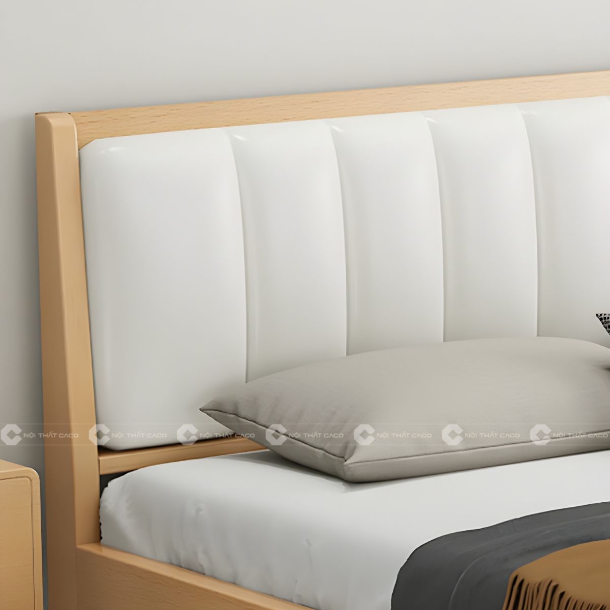 Giường ngủ gỗ tự nhiên với thiết kế đầu giường bọc nệm sang trọng